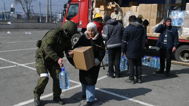 Жители Мариуполя получают гуманитарную помощь