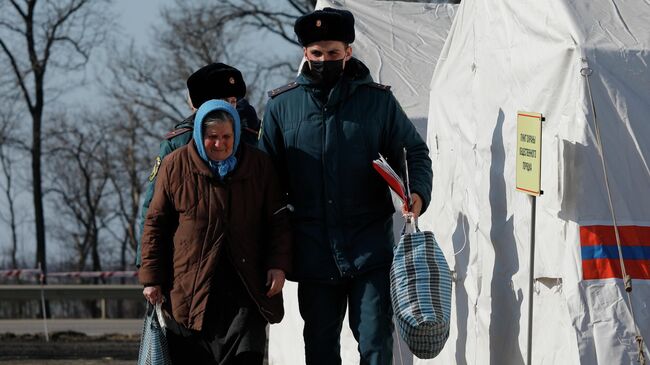 Беженка из Харькова в пункте временного размещения в посёлке Малиновка Белгородской области