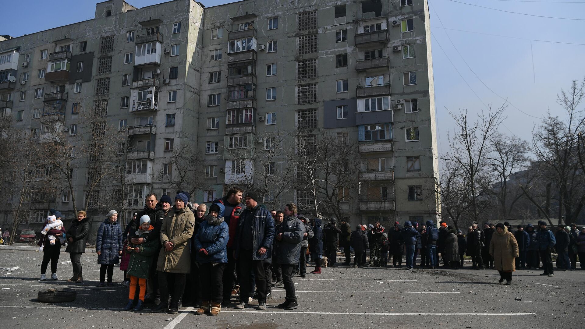 Жители Мариуполя стоят в очереди, чтобы получить гуманитарную помощь, доставленную из России - РИА Новости, 1920, 24.03.2022