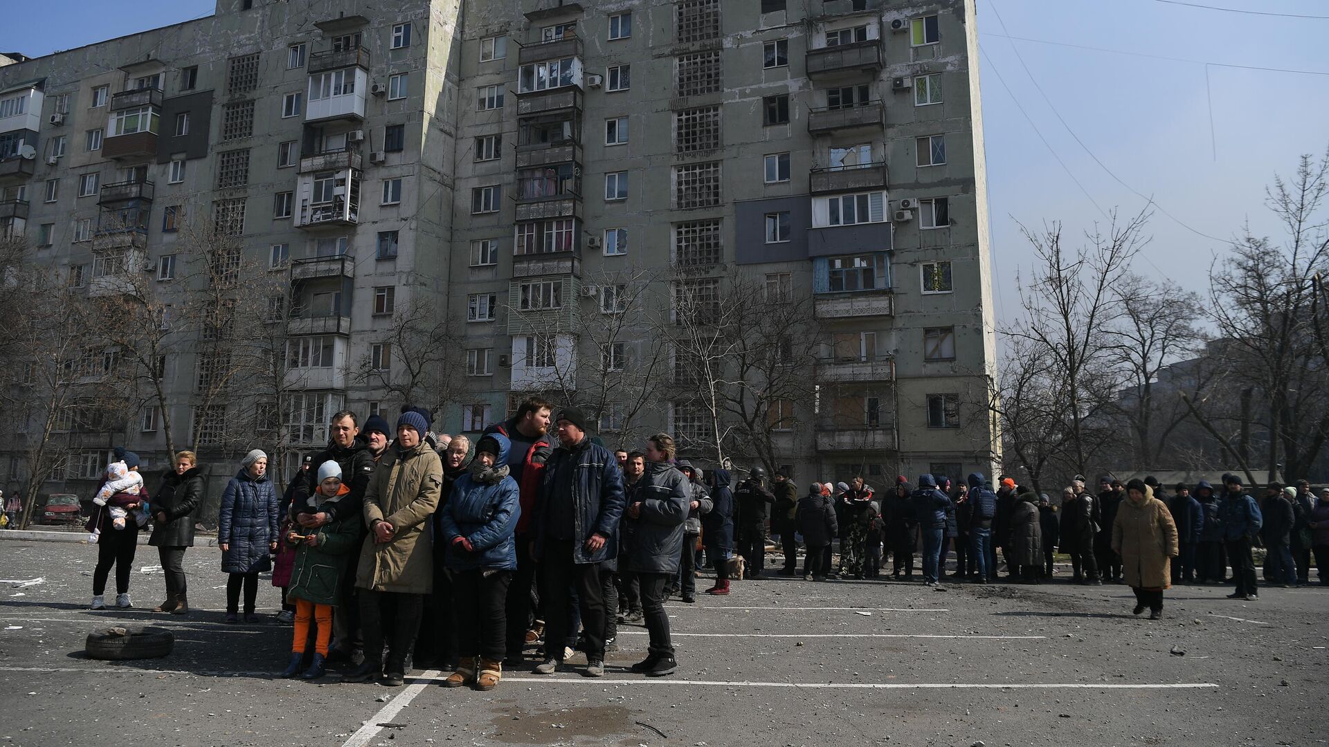 Жители Мариуполя стоят в очереди, чтобы получить гуманитарную помощь, доставленную из России - РИА Новости, 1920, 24.03.2022