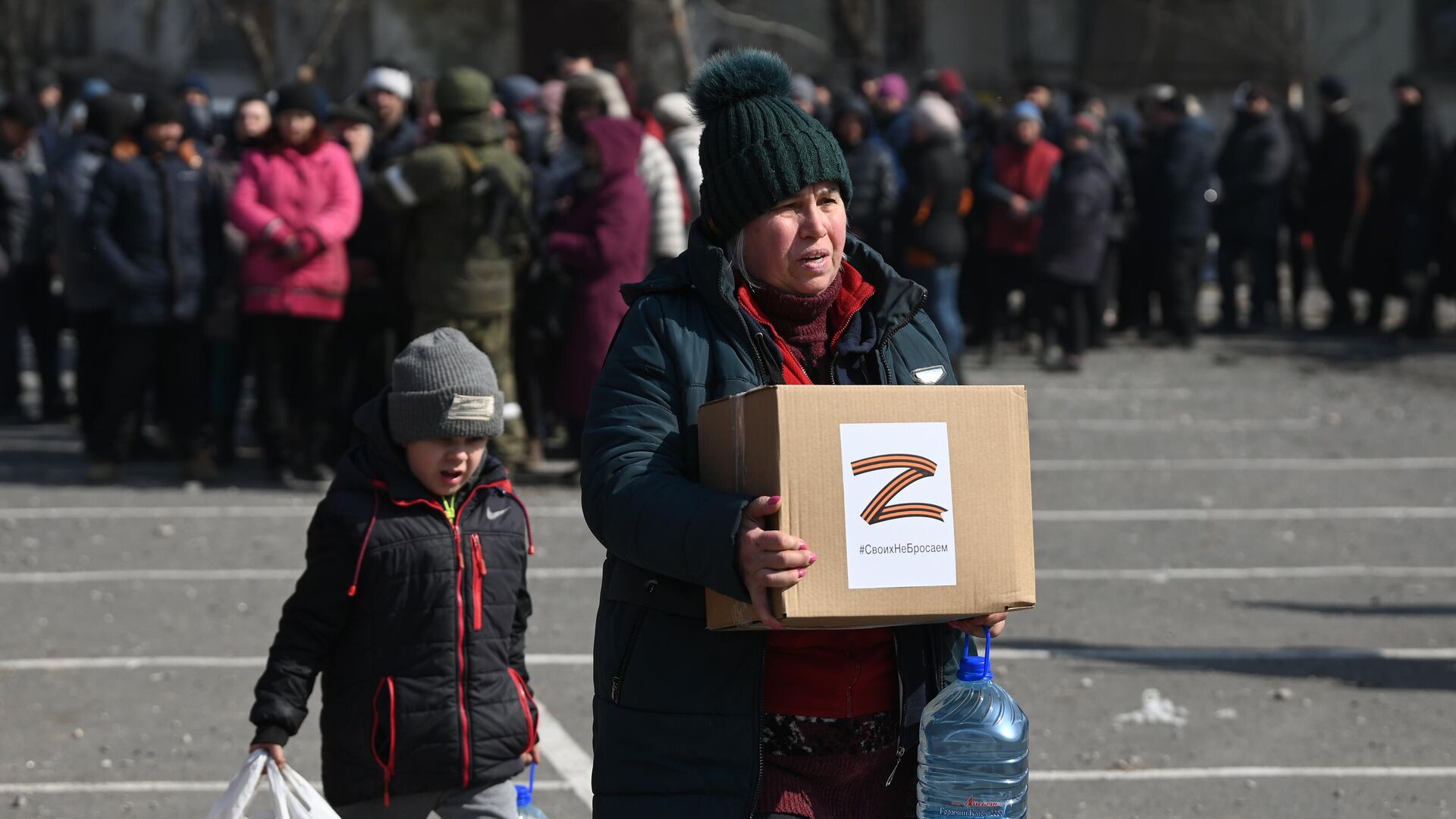 Жители Мариуполя получают гуманитарную помощь, доставленную из России - РИА Новости, 1920, 31.03.2022