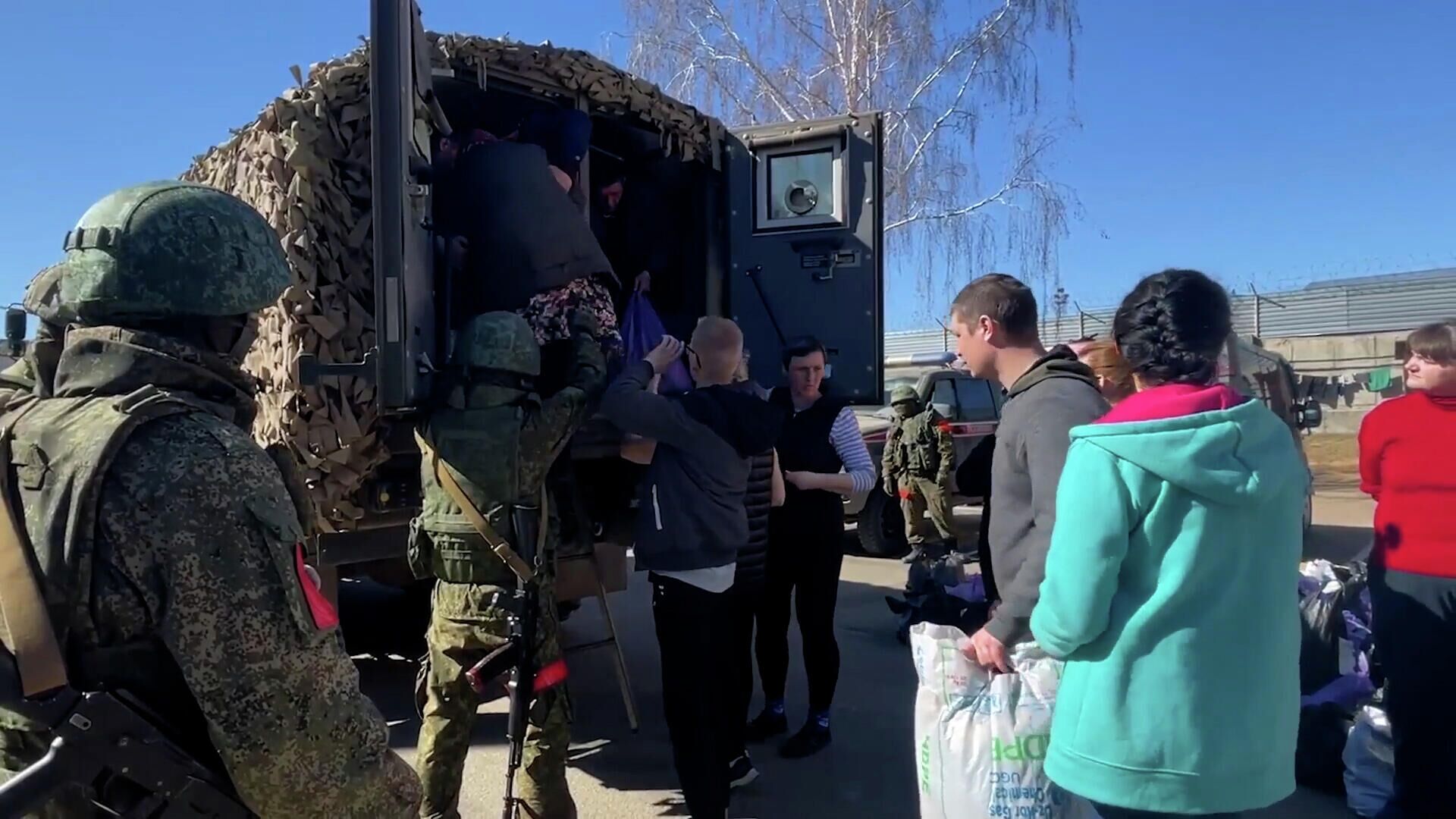 Гуманитарная помощь и эвакуация мирных жителей в пригороде Чернигова - РИА Новости, 1920, 24.03.2022