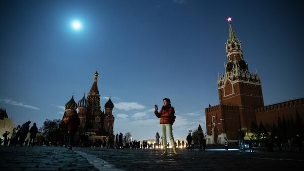 Люди на Красной площади в Час Земли, Москва
