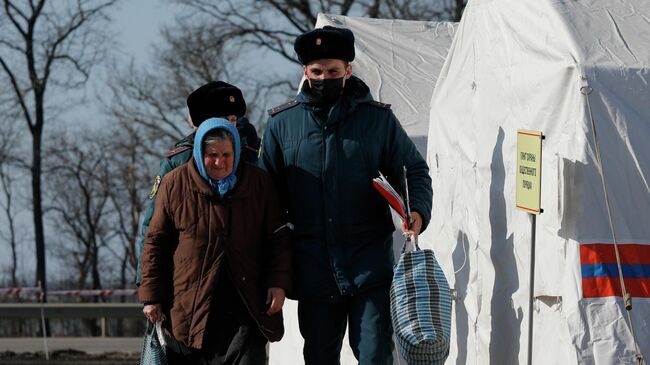 Беженка из Харькова в пункте временного размещения в поселке Малиновка Белгородской области