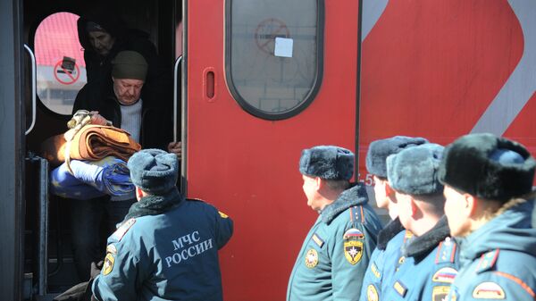 Сотрудники МЧС России по Тамбовской области встречают поезд с беженцами из Мариуполя