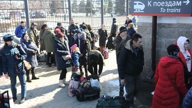 Беженцы из Мариуполя на территории железнодорожного вокзала