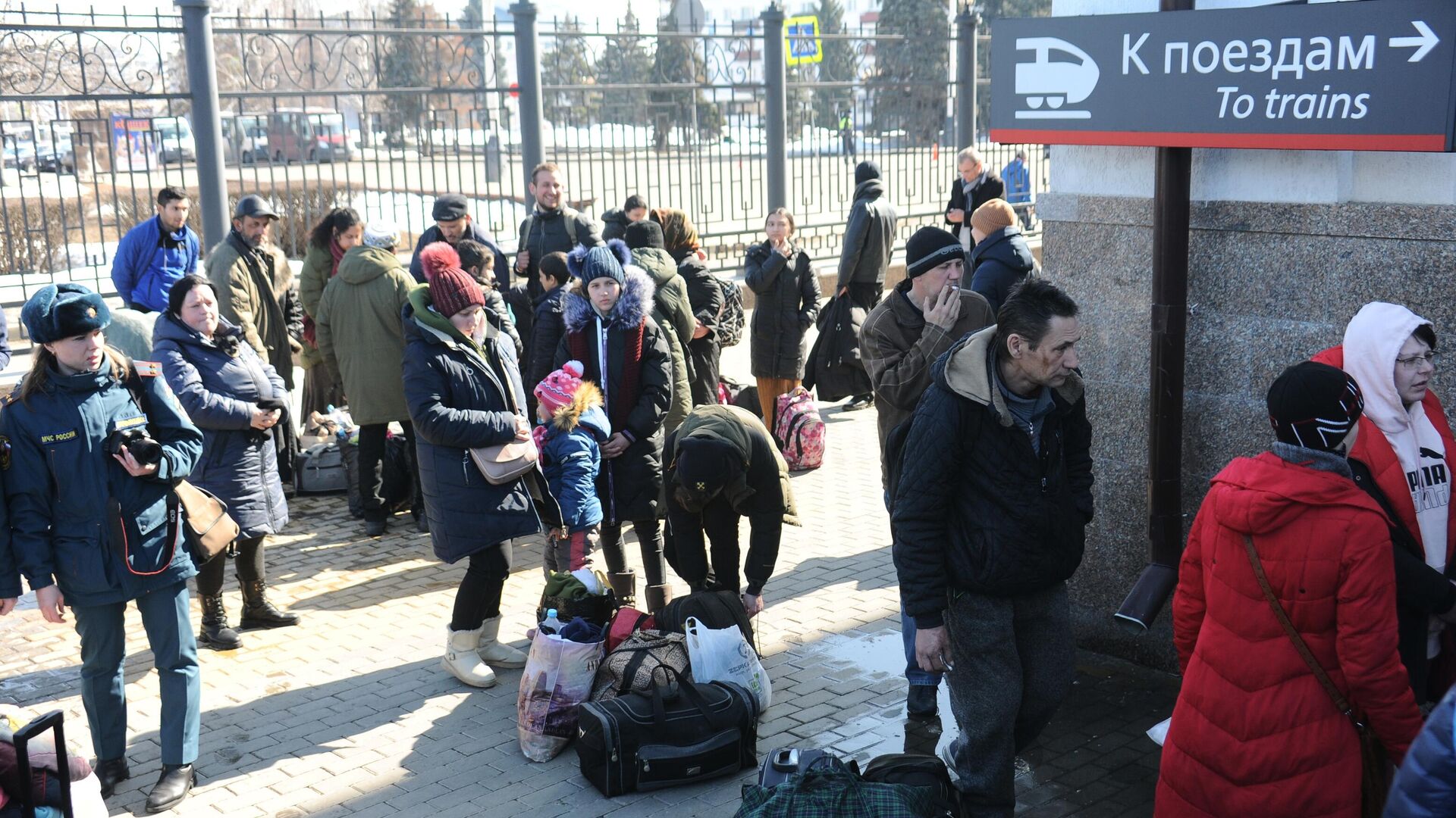 Беженцы из Мариуполя на территории железнодорожного вокзала - РИА Новости, 1920, 10.04.2022