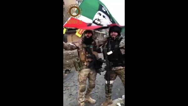 Кадры боя на Украине, на которых боец поднимает чеченский флаг с изображением Кадырова