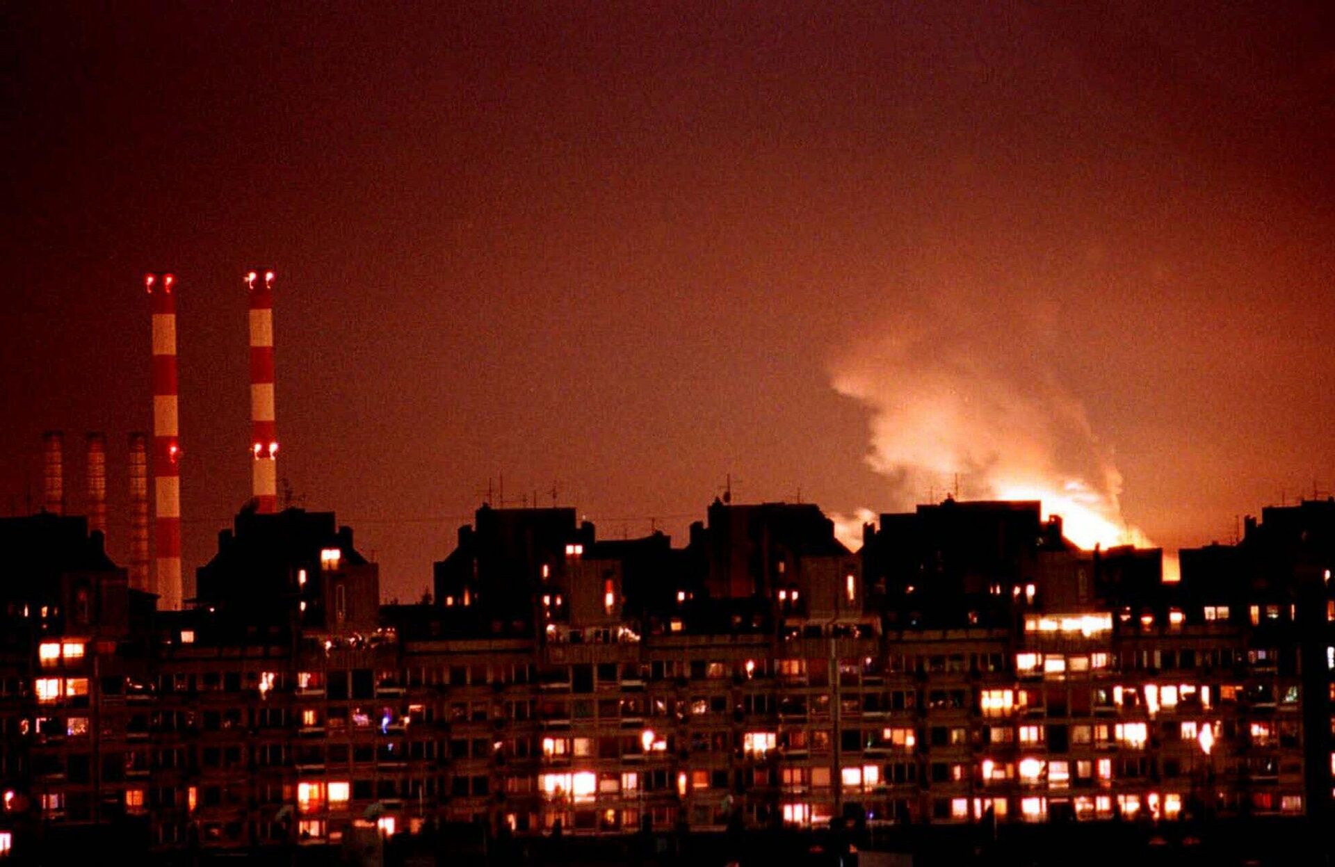 Взрыв возле электростанции Белграда от крылатых ракет НАТО. 24 марта 1999 года - РИА Новости, 1920, 22.03.2023