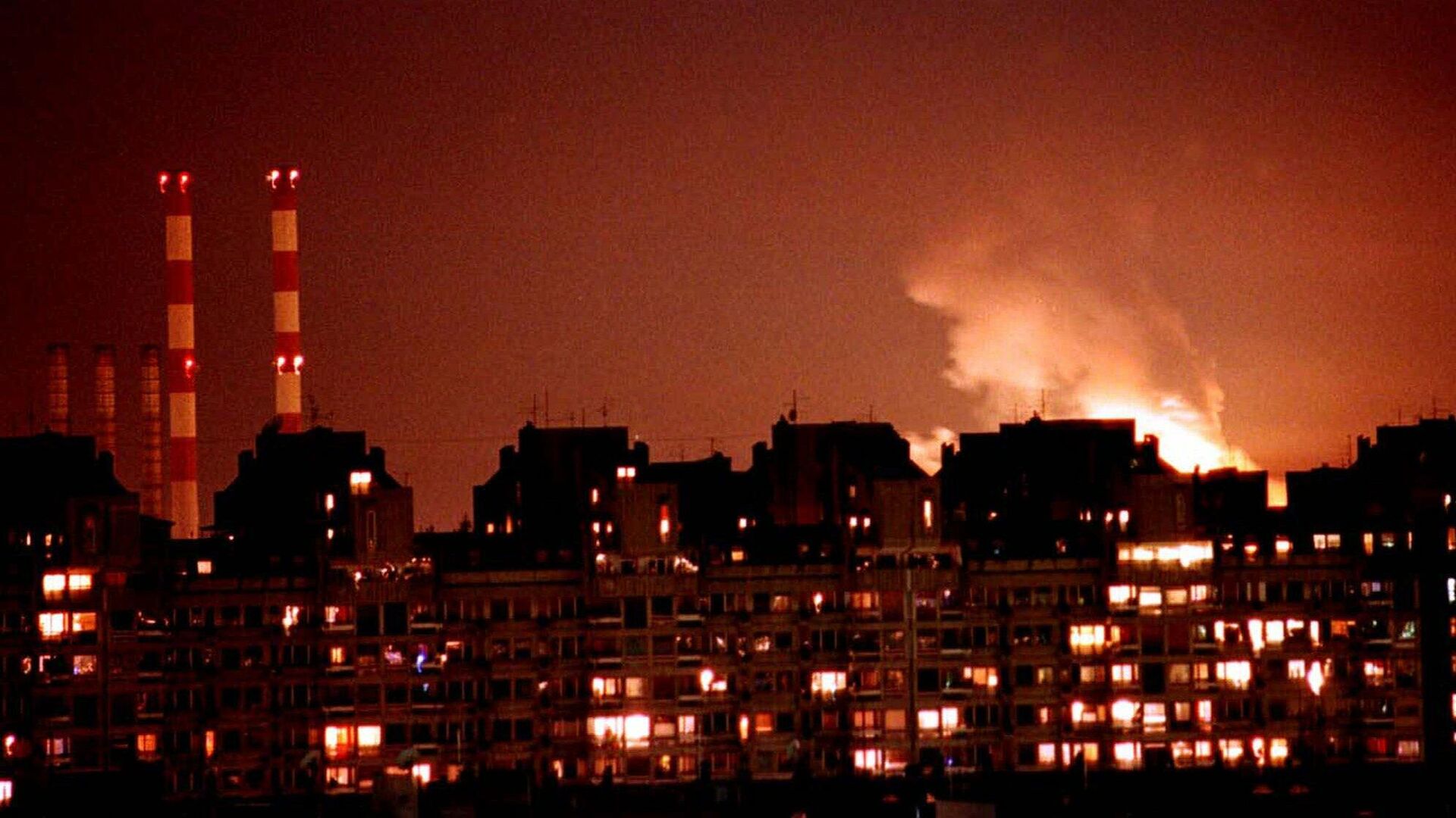 Взрыв возле электростанции Белграда от крылатых ракет НАТО. 24 марта 1999 года - РИА Новости, 1920, 24.03.2023