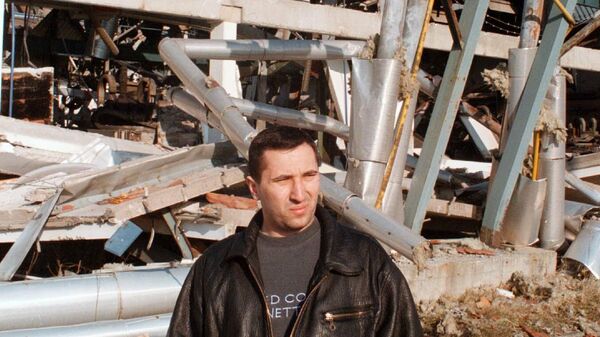 Мужчина возле поврежденного завода в Панчево, Белград. 25 марта 1999 год