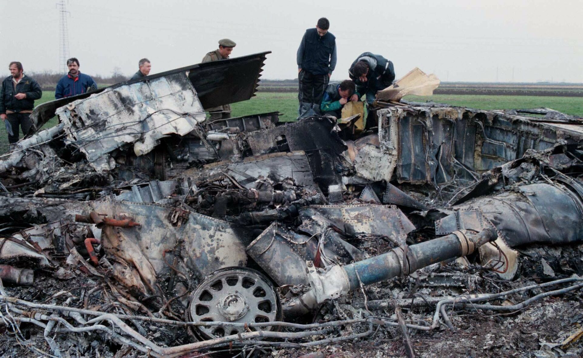 Эксперты югославской армии проверяют обломки сбитого F-117 Stealth в деревне Budjanovci, Белград. 28 марта 1999 года - РИА Новости, 1920, 17.10.2023