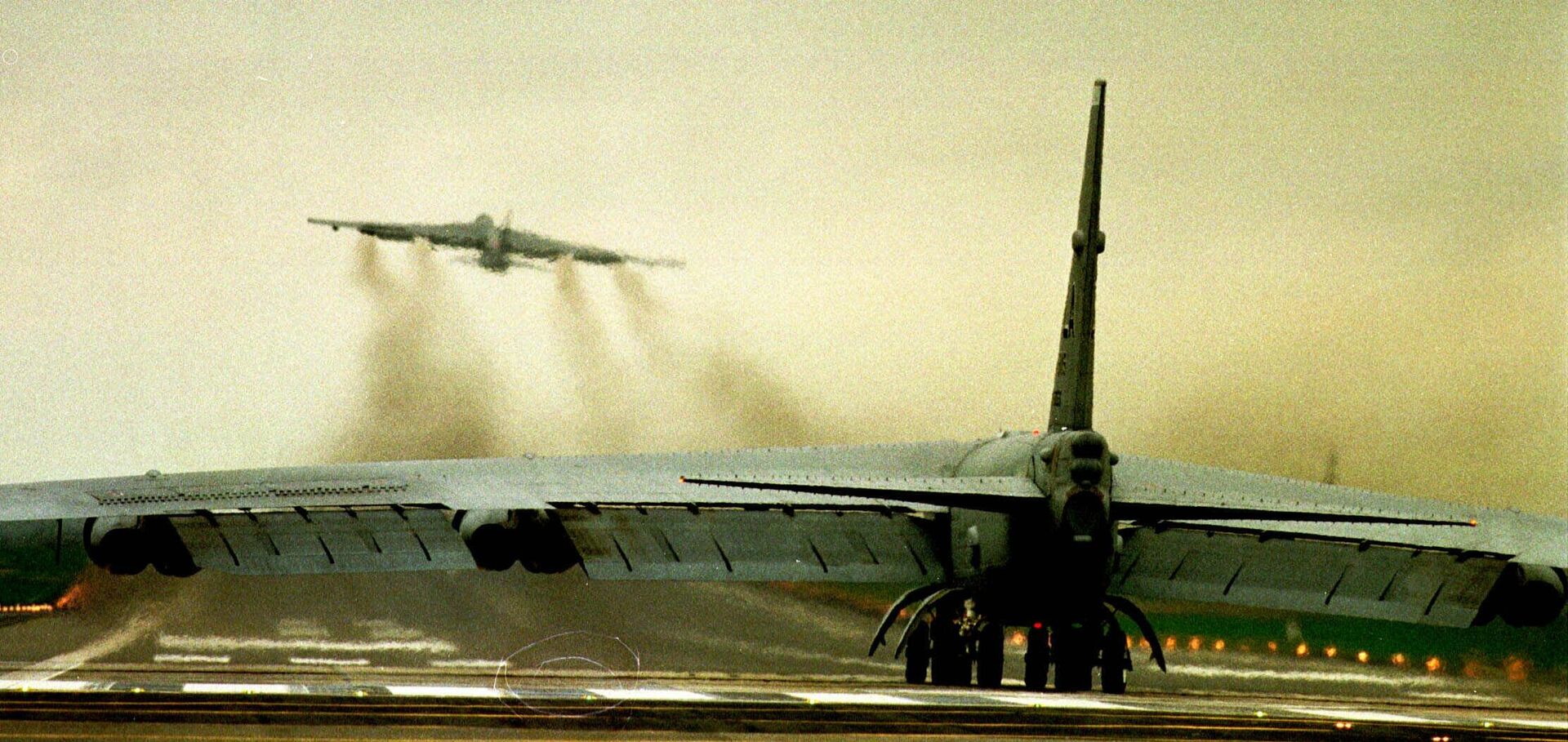 Бомбардировщик ВВС США B52 на военной авиабазе Королевских ВВС в Фэрфорде. 29 марта 1999 года - РИА Новости, 1920, 12.05.2022