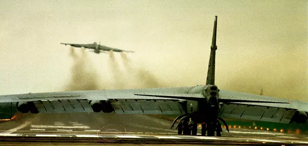 Az amerikai légierő B52-es bombázója a RAF Fairfordban.  1999. március 29