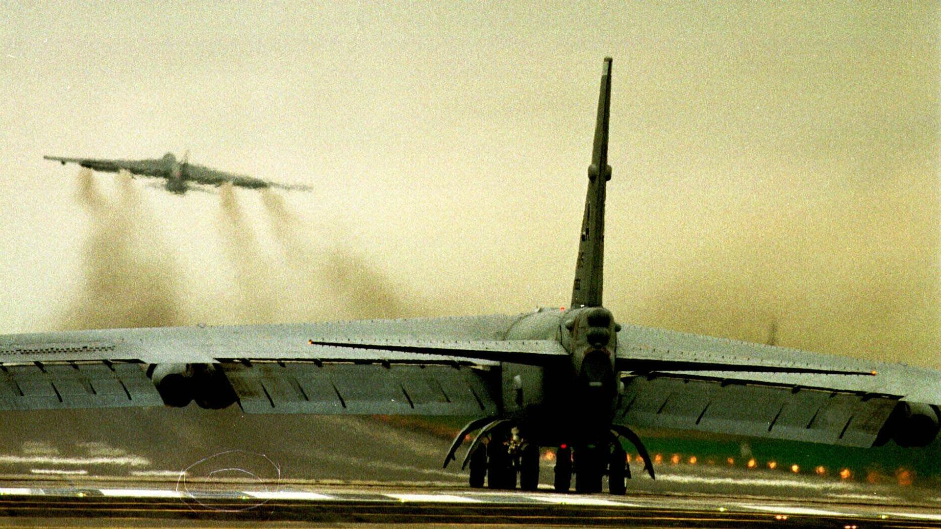 Бомбардировщик ВВС США B52 на военной авиабазе Королевских ВВС в Фэрфорде. 29 марта 1999 года - РИА Новости, 1920, 02.04.2024