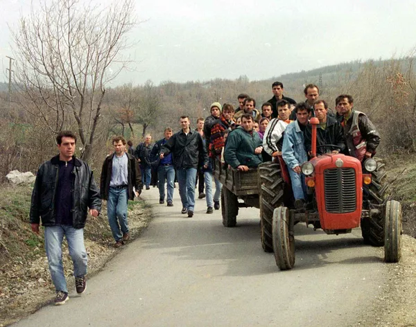 A koszovói albán menekültek a macedón határ felé tartanak.  1999. március 29
