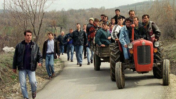 Албанские беженцы из Косово направляются к македонской границе. 29 марта 1999 года