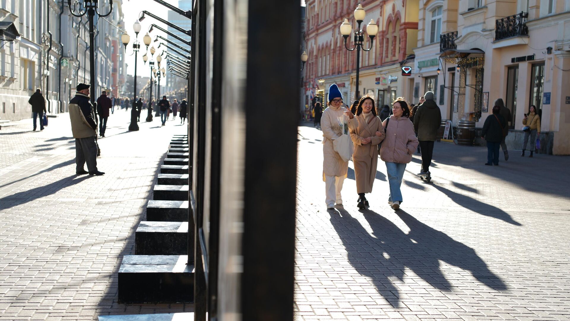 В городе потеплело. Потепление в Москве. В Москве потеплеет. Прохожие на Арбате. Москва прохожие.