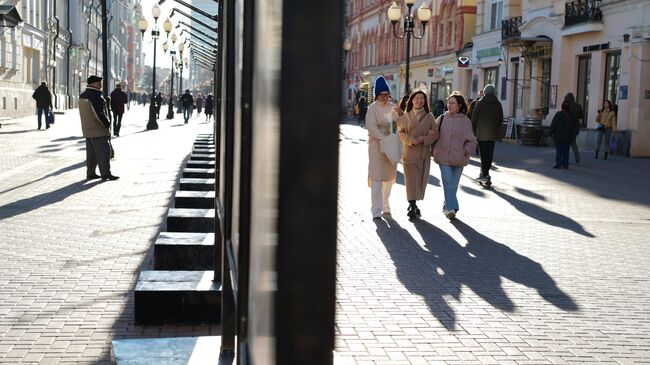 Прохожие на улице Арбат в Москве