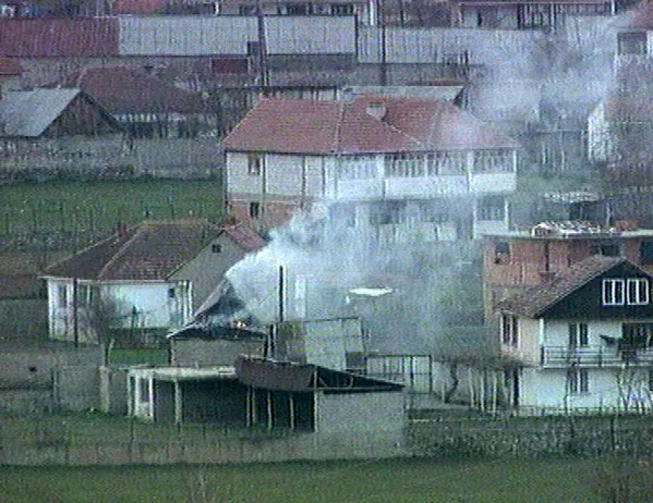 Égő ház a koszovói Jankovic faluban.  1999. március 24