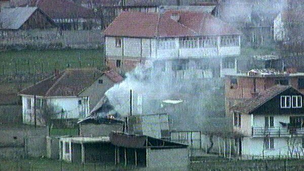 Горящий дом в косовской деревне Jankovic. 24 марта 1999 года