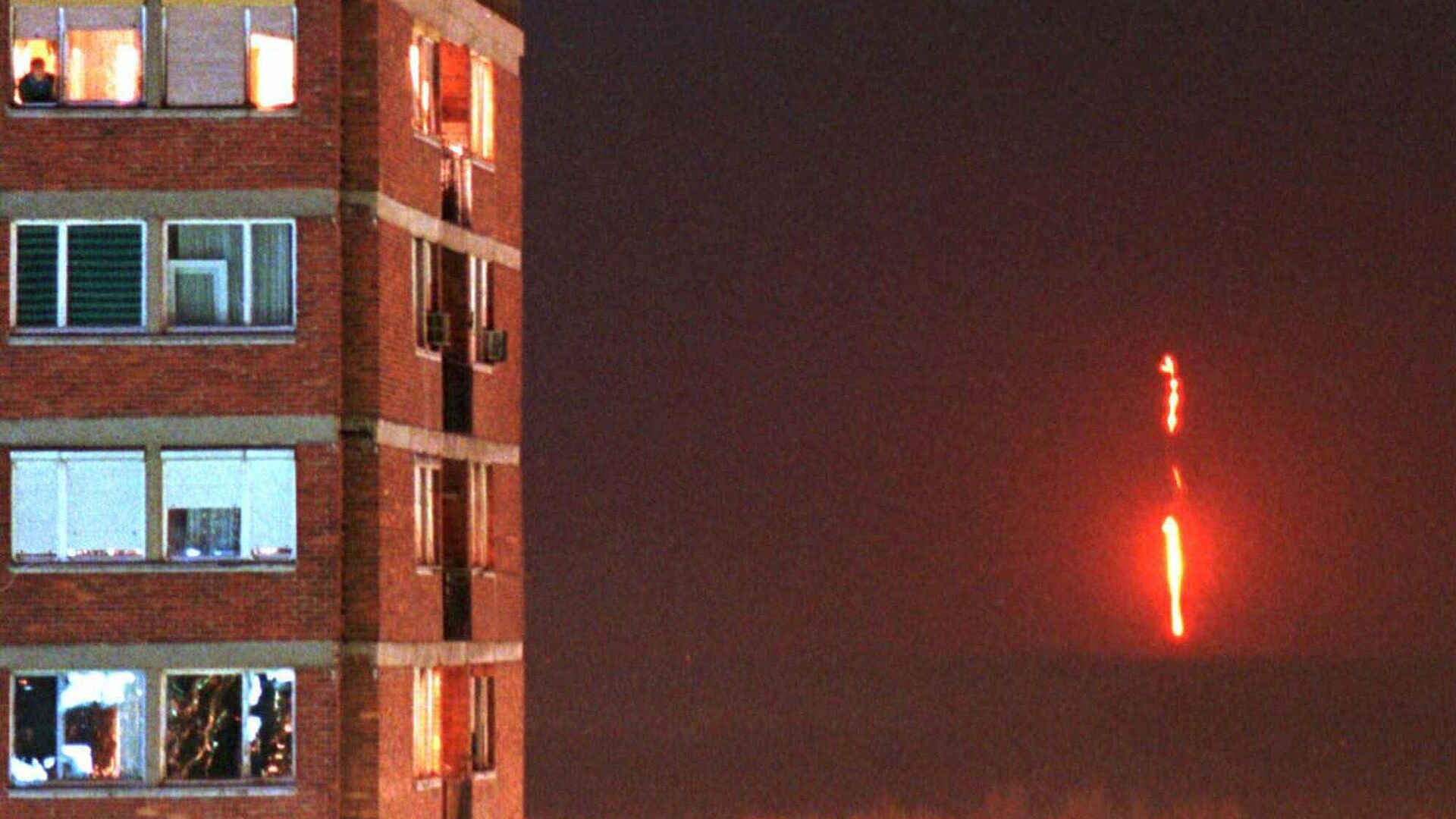 Пламя от югославской военной ракеты в Белграде. 24 марта 1999 года - РИА Новости, 1920, 26.03.2024
