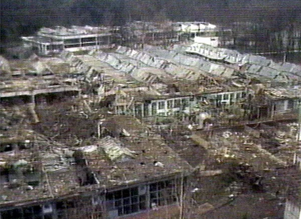 Egy lerombolt gyáregyüttes egy bombamerénylet után a szerbiai Cacak városában.  1999. március 30