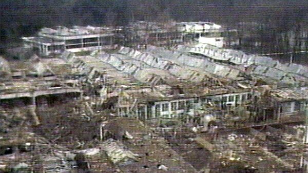 Разрушенный заводской комплекс после бомбардировки в сербском городе Чачак. 30 марта 1999 года