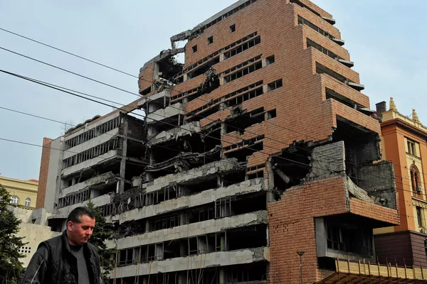 Egy férfi sétál el az egykori belgrádi szövetségi katonai parancsnokság épülete mellett, amely a NATO légi hadjárata során megsemmisült.  2010. március 24