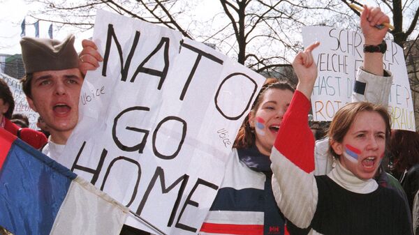 Протесты против бомбардировок Югославии НАТО в центре Нюрнберга, Германия. 27 марта 1999 года