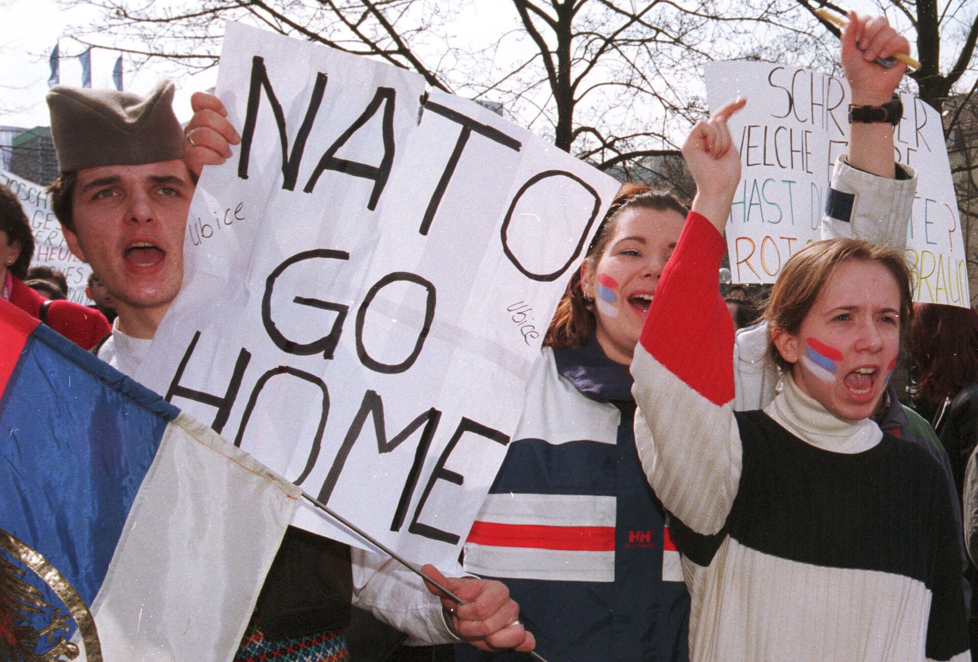 Бомбардировка сербии год. Сербия бомбардировки НАТО 1999 Югославия. Сербия протесты 1999. Сербия бомбардировки НАТО 1999. Протесты в Белграде 1999.