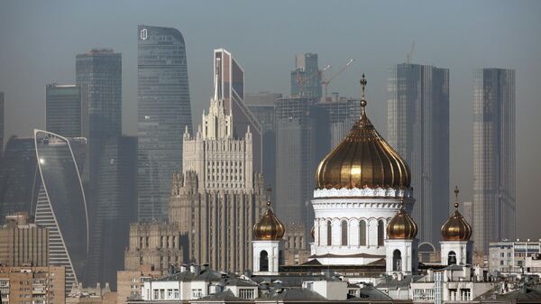Вид на храм Христа Спасителя и здание Министерства иностранных дел РФ в Москве
