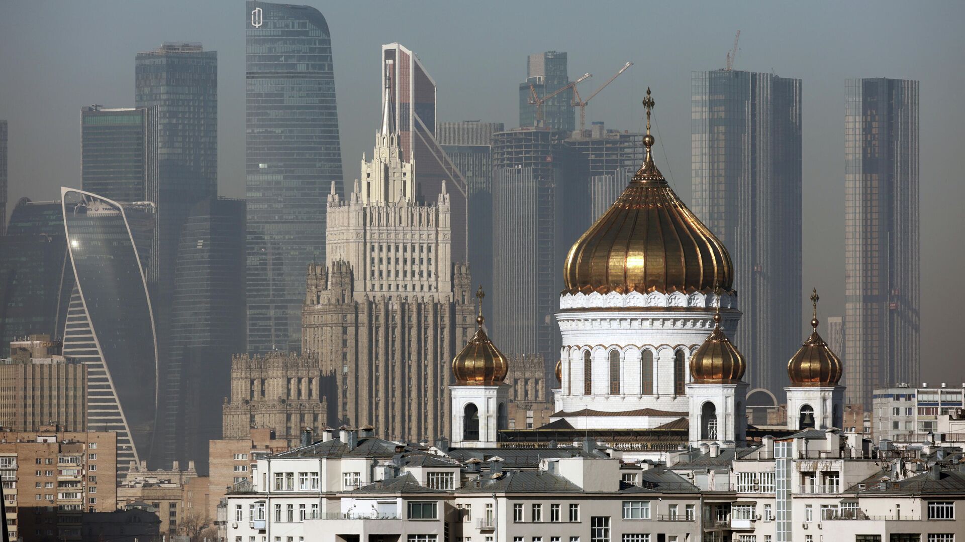 Вид на храм Христа Спасителя и здание Министерства иностранных дел РФ в Москве - РИА Новости, 1920, 17.08.2022