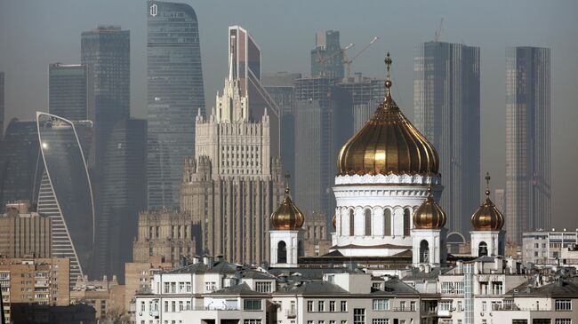 Вид на храм Христа Спасителя и здание Министерства иностранных дел РФ в Москве