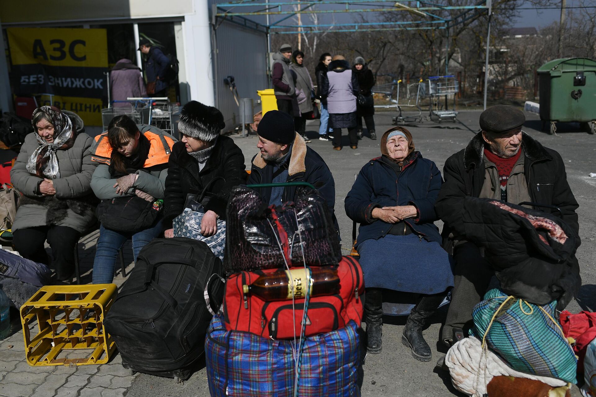 Беженцы из Мариуполя ждут автобус, на котором они поедут в пункт временного размещения в поселок Никольское - РИА Новости, 1920, 08.08.2022