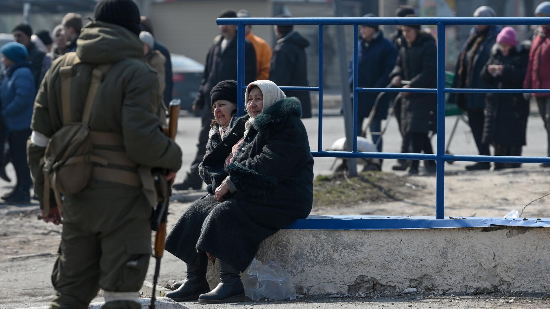 Жители Мариуполя в очереди на получение гуманитарной помощи из России - РИА Новости, 1920, 24.03.2022