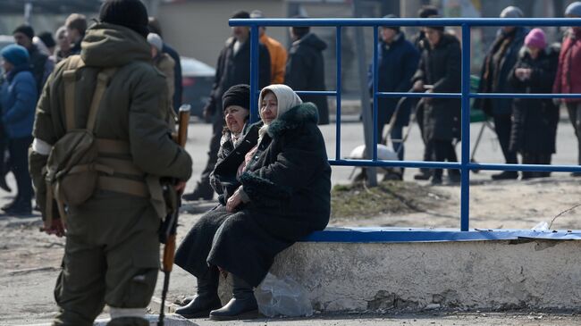 Жители Мариуполя ждут своей очереди получить гуманитарную помощь, доставленную из России