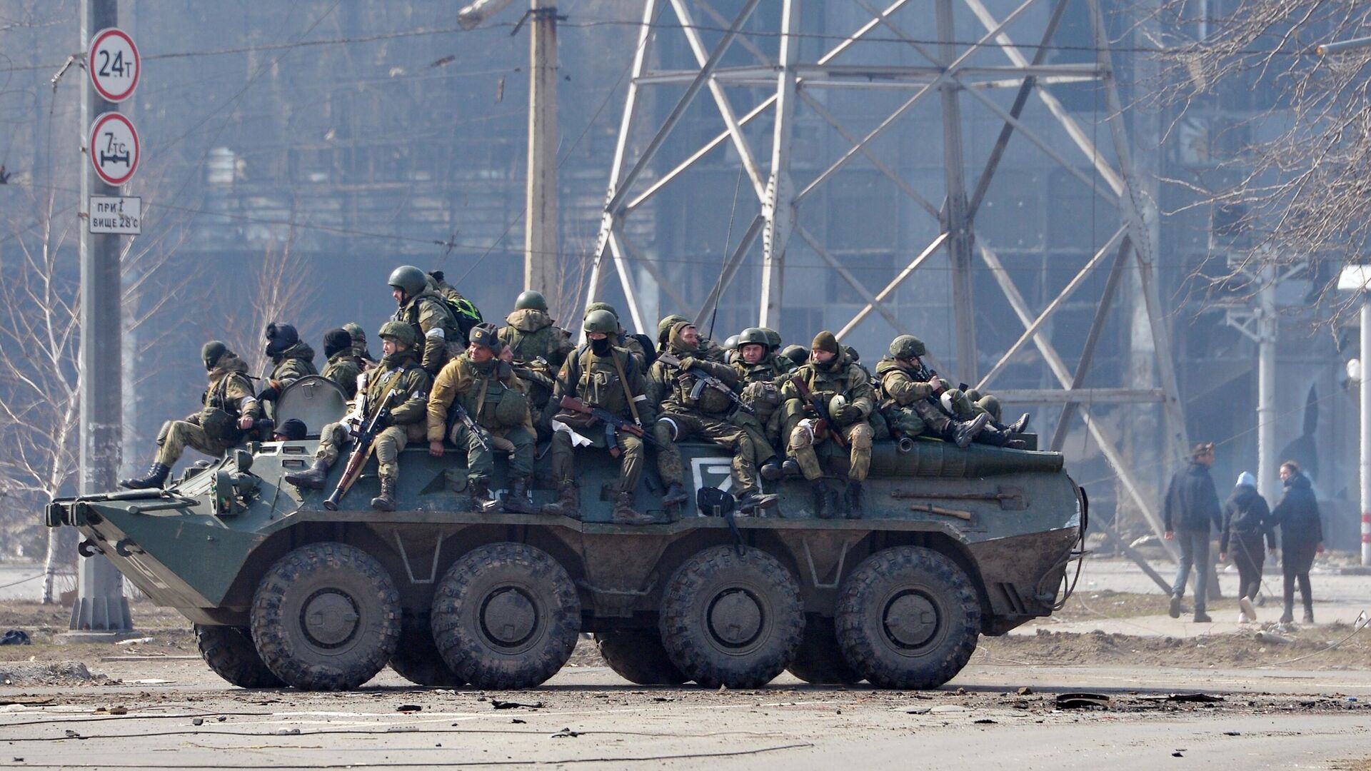 Военнослужащие Народной милиции ДНР едут на БТР по улице в Мариуполе - РИА Новости, 1920, 24.03.2022