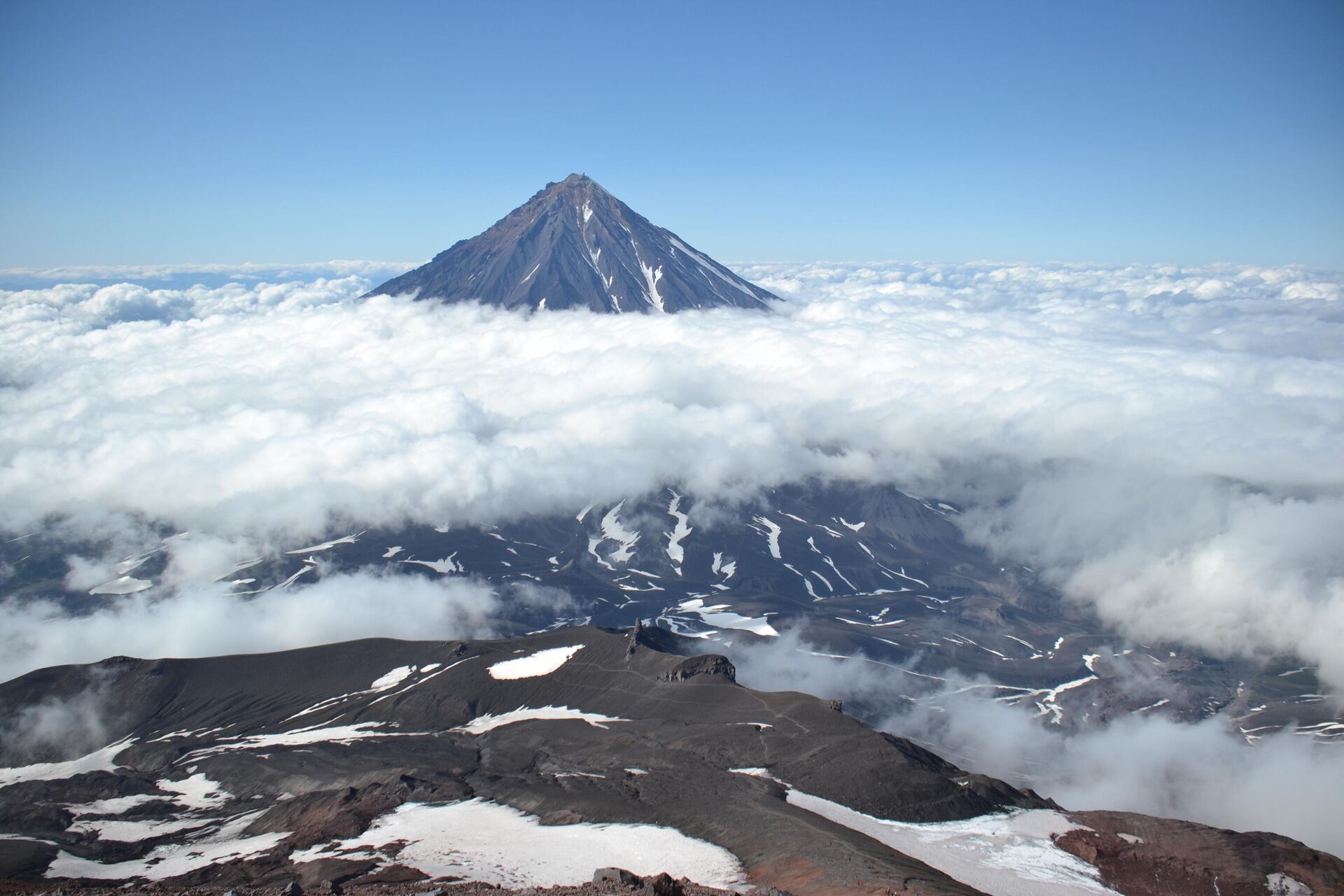 Вулканы северной евразии. Три вулкана на Камчатке. Вулкан на Курилах 5. Вулкан на севере Южной Америки. Камчатка вулкан лес.