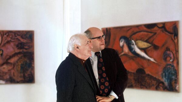 Художник Марк Шагал (слева) и виолончелист и дирижер Мстислав Ростропович в музее Шагала в Ницце