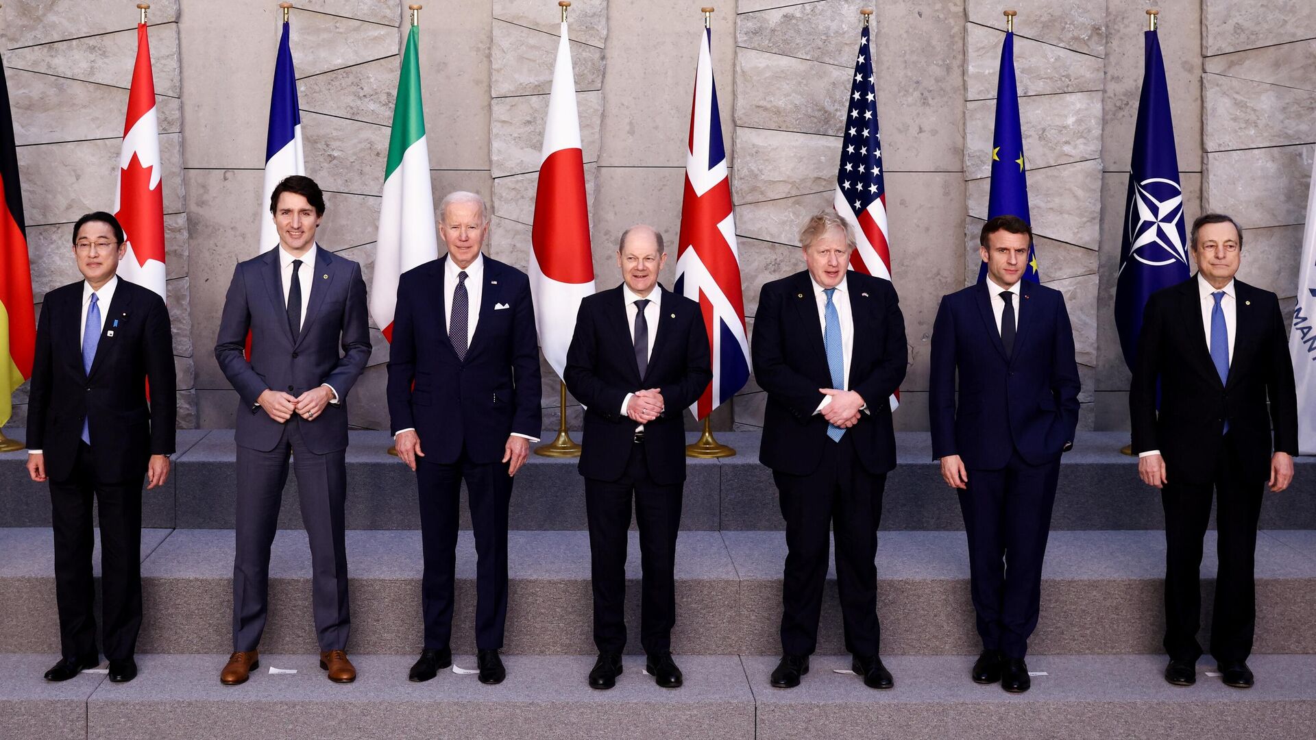 Лидеры G7 во время совместного фотографирования на саммите НАТО в Брюсселе. 24 марта 2022 - РИА Новости, 1920, 24.03.2022