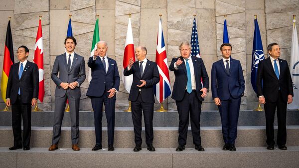 Лидеры G7 во время совместного фотографирования на саммите НАТО в Брюсселе