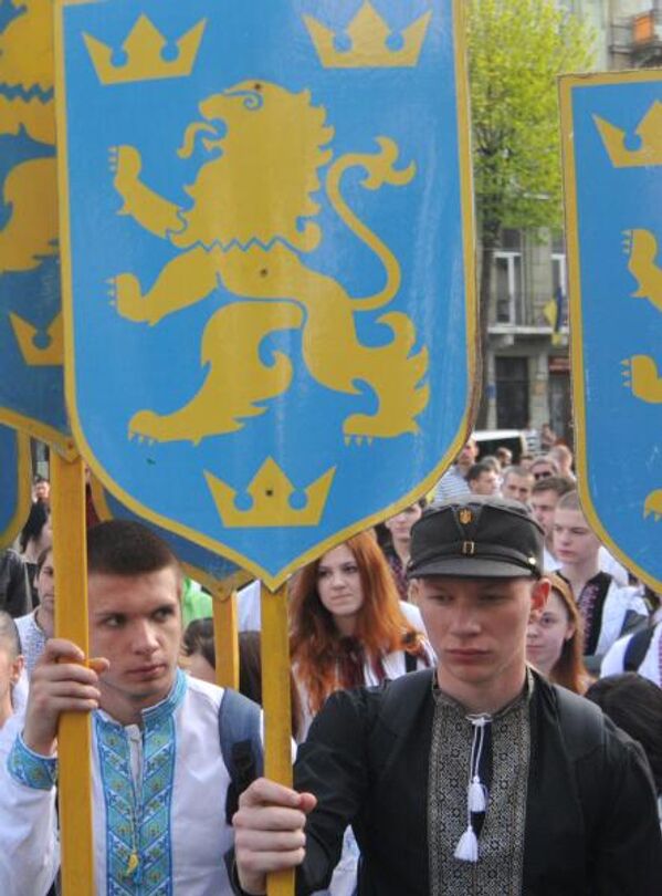 Участники марша в честь годовщины создания дивизии СС Галичина во Львове.