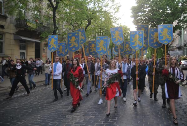 Участники марша в честь годовщины создания дивизии СС Галичина во Львове. Павел Паламарчук / РИА Новости