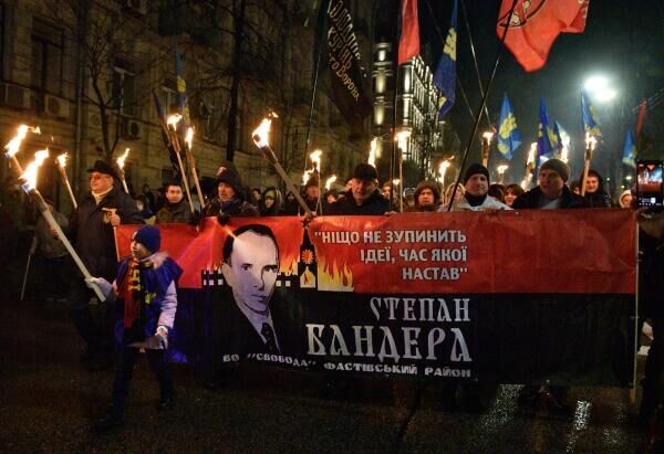 Участники традиционного ежегодного факельного шествия по случаю дня рождения Степана Бандеры в центре Киева.