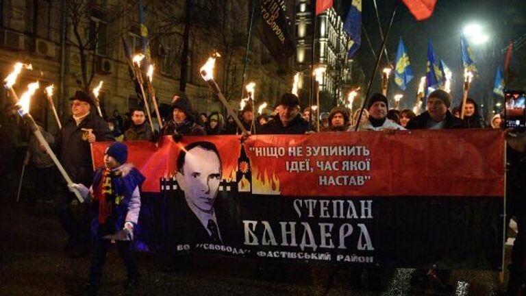 Участники традиционного ежегодного факельного шествия по случаю дня рождения Степана Бандеры в центре Киева.