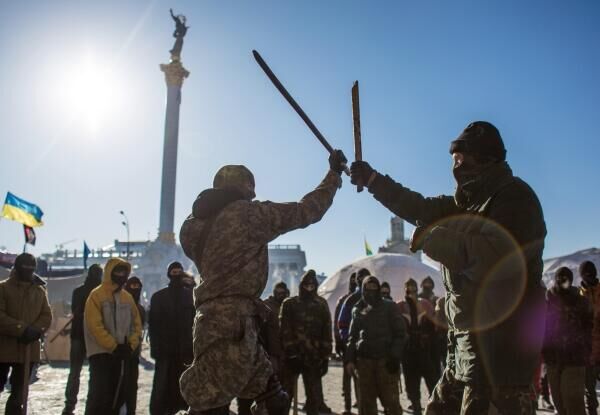 Тренировка по рукопашному бою бойцов оппозиции из националистической организации Правый сектор* в палаточном лагере на площади Независимости в Киеве