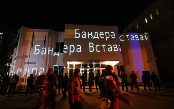 Участники акции  Бандера, вставай! у здания МВД в Киеве. 
