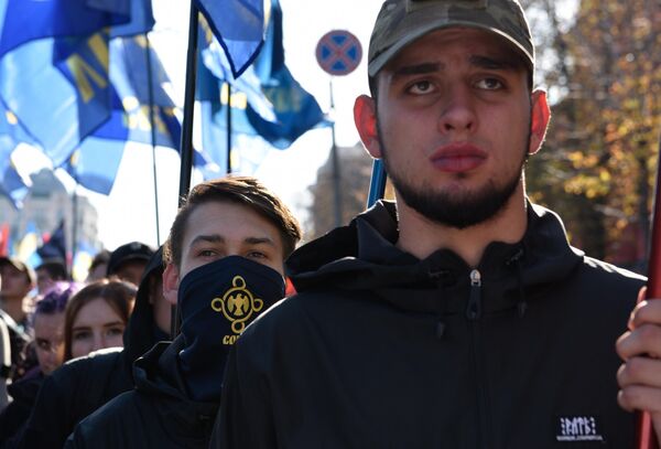 Участники молодежной общественной организации Сокол на марше в Киеве, приуроченном ко Дню защитника Украины