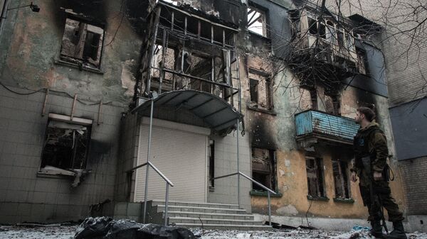 Многоквартирный жилой дом, разрушенный в результате обстрелов во время боевых действий в городе Дебальцево